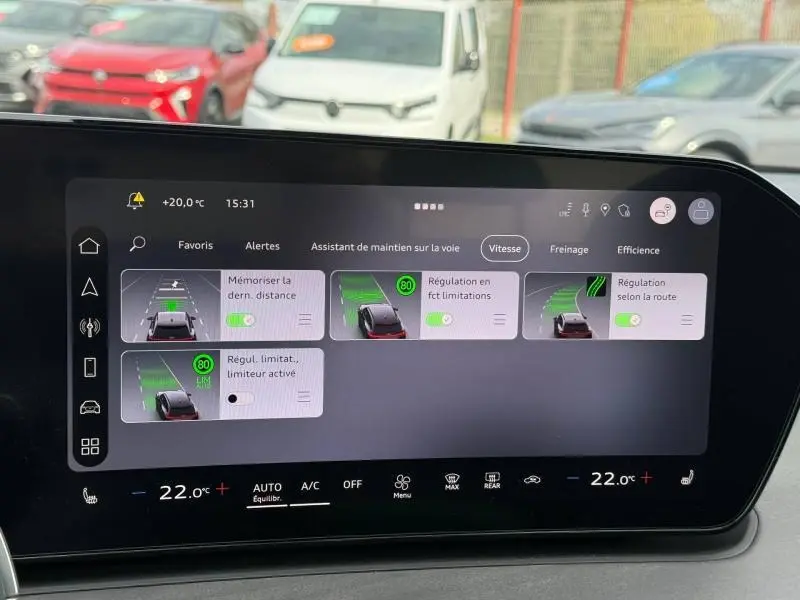 Écran tactile intérieur de l’Audi Q3 2026 affichant l’assistant de maintien de voie et régulateur de vitesse, ambiance moderne.