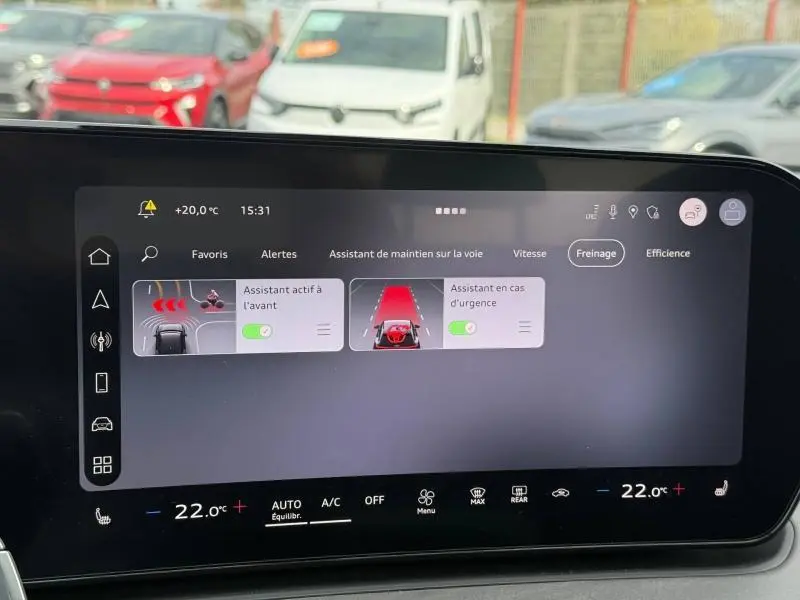 Écran tactile intérieur de l’Audi Q3 2026 affichant les assistants de conduite et la température à 22°C.