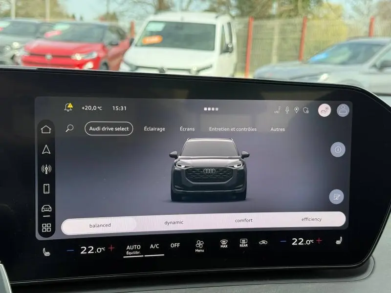 Vue frontale numérique de l'Audi Q3 2.0 TDI S line 2026 en Noir Mythique métallisé affichée sur l'écran tactile.