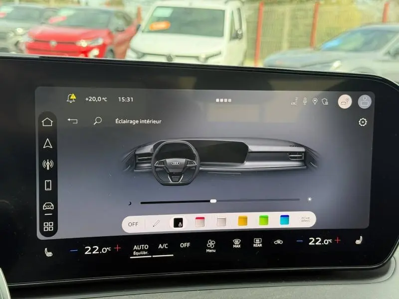 Écran tactile intérieur montrant le réglage de l’éclairage du tableau de bord d’un Audi Q3 noir métallisé, vue frontale.
