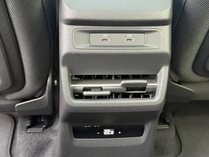Vue rapprochée de la console arrière noire avec prises USB-C, aérateurs et réglage de la climatisation à 22°C dans un Audi Q3.