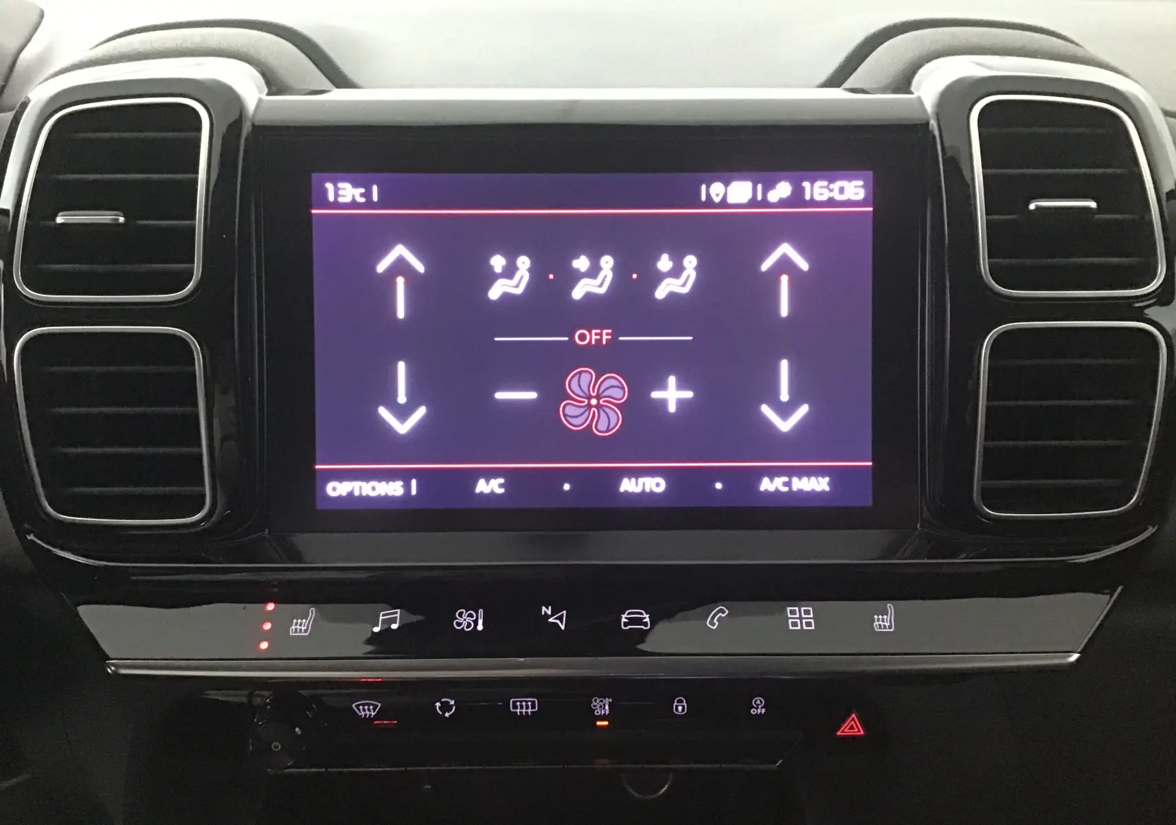 Écran tactile central du tableau de bord du Citroën C5 Aircross 2021 gris, affichant les commandes de climatisation.