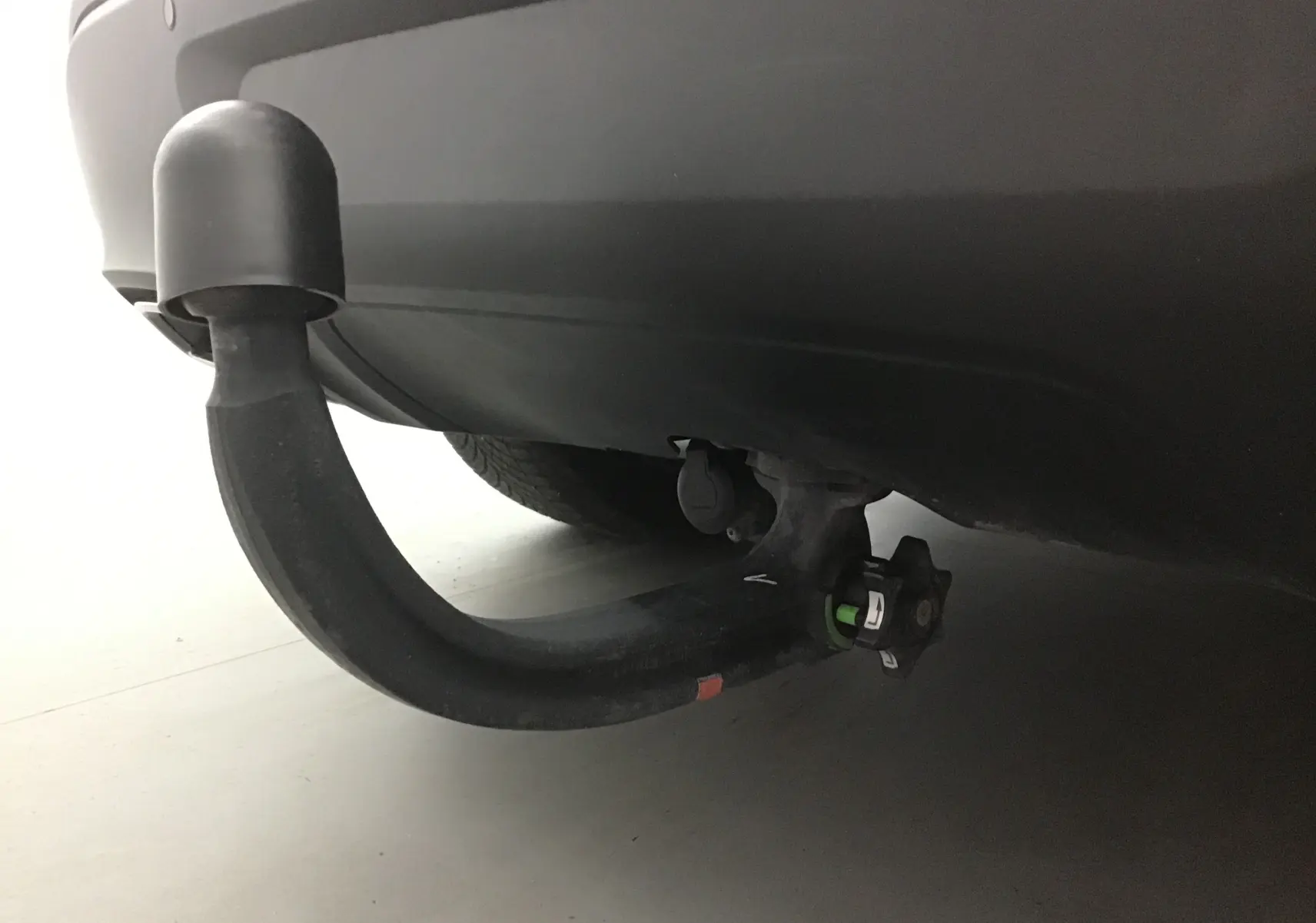 Gros plan sur l'attelage de remorque arrière d'un Citroën C5 Aircross gris Artense, version essence 2021.