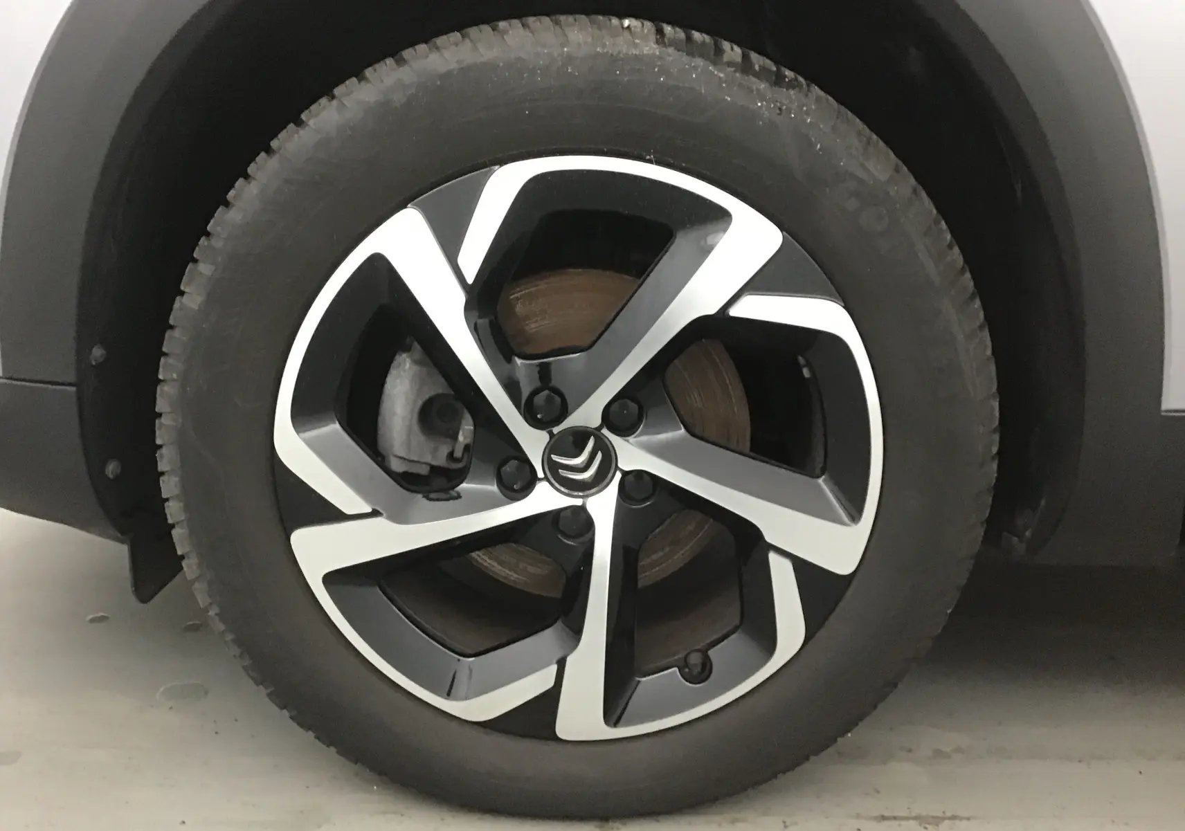 Gros plan sur la jante alliage bicolore du côté gauche d'un Citroën C5 Aircross gris Artense de 2021.