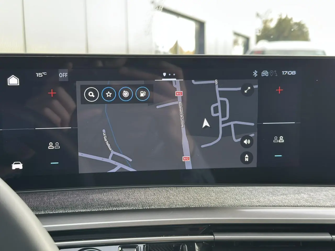 Écran panoramique tactile 21 pouces du Peugeot 3008 Hybrid gris Artense, affichant la navigation GPS.