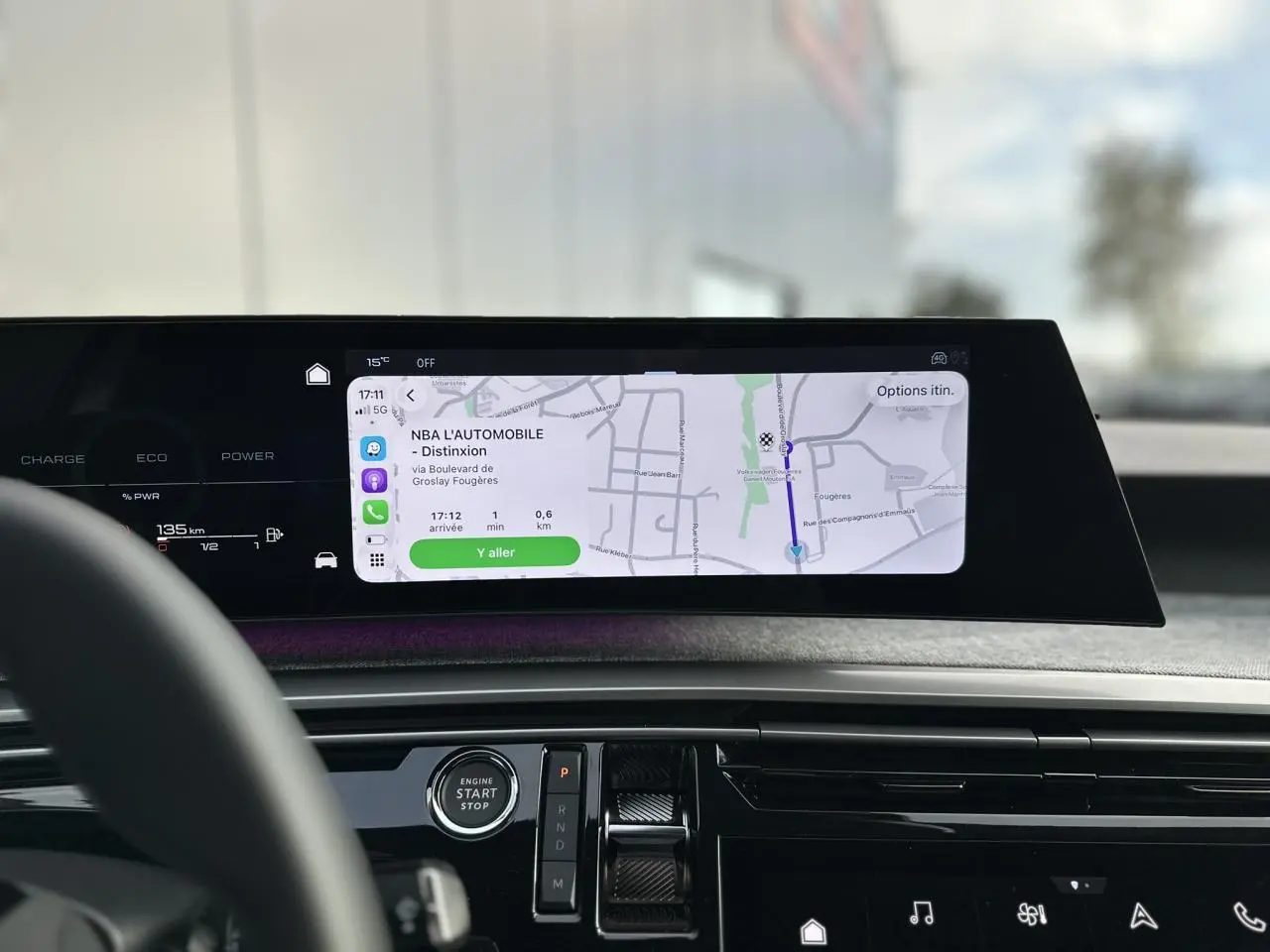 Vue intérieure du tableau de bord du Peugeot 3008 Hybrid 145 Allure 2025 avec écran panoramique incurvé 21 pouces affichant la navigation.