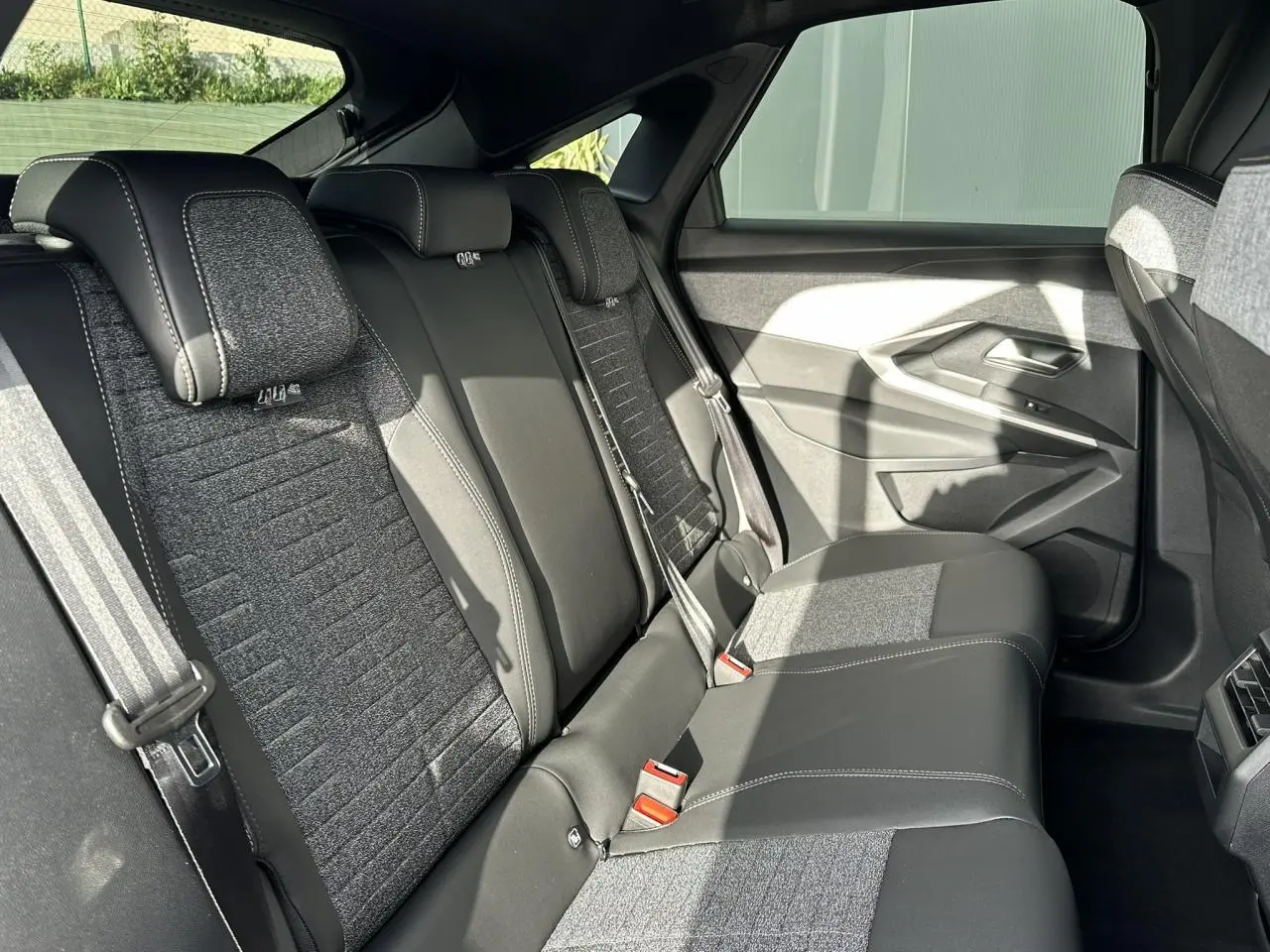 Vue latérale droite de la banquette arrière gris foncé et tissu chiné du Peugeot 3008 Hybrid 145 e-DSC6 Allure 2025.