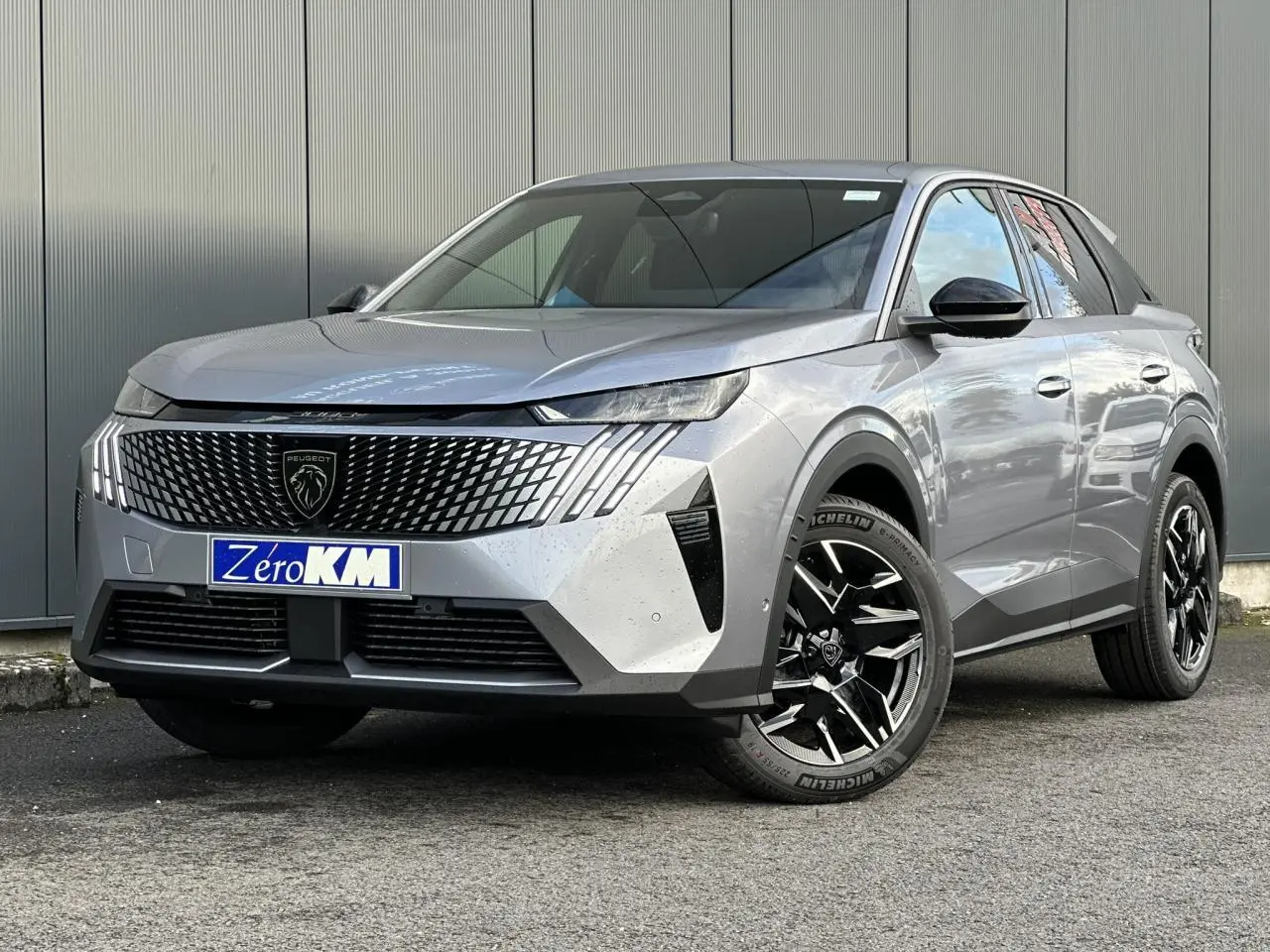 Peugeot 3008 Hybrid gris Artense vue 3/4 avant avec calandre distinctive et jantes alliage noires.