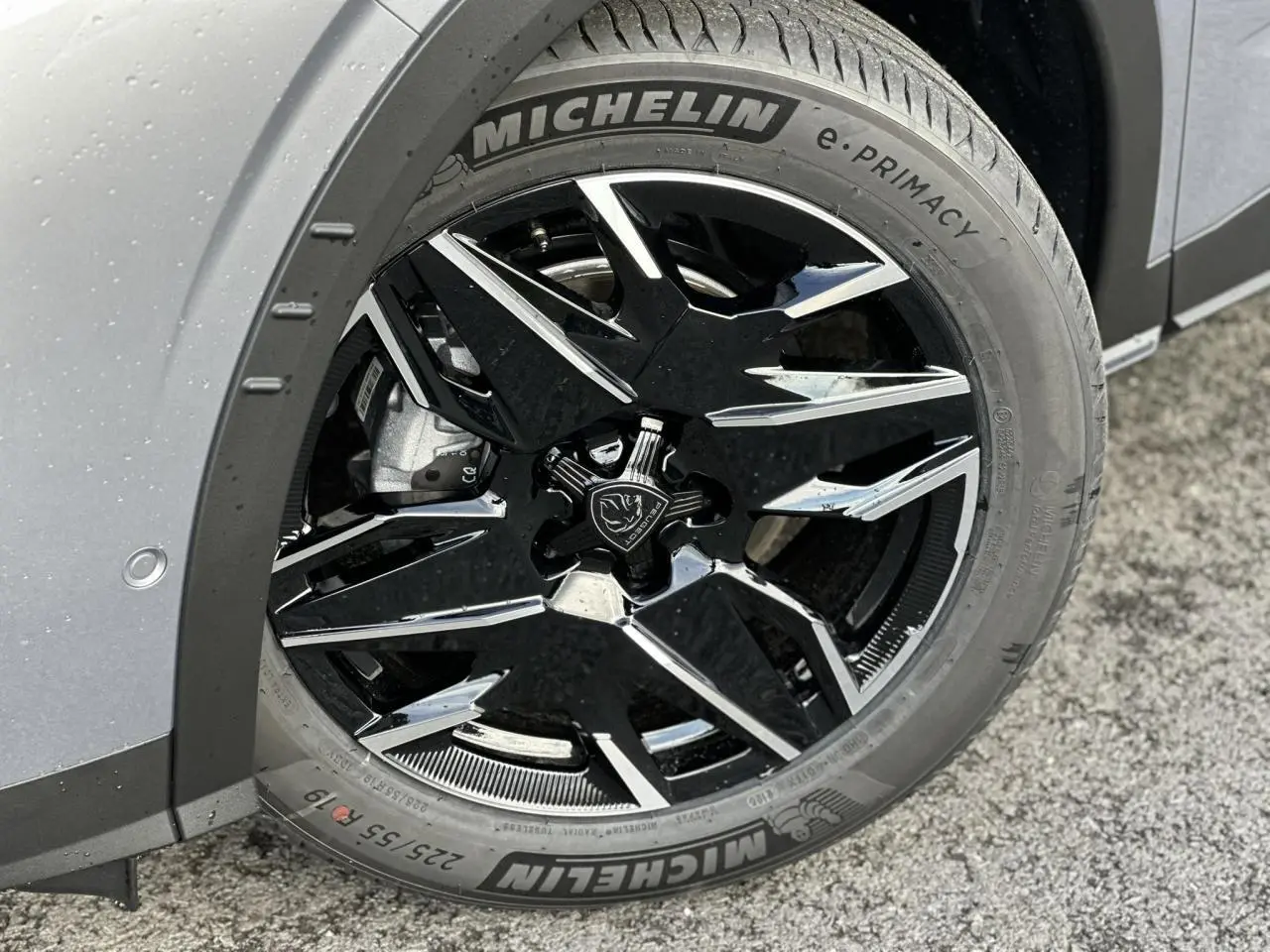 Gros plan sur la jante alliage noire diamantée 19'' avec pneu Michelin, côté arrière droit du Peugeot 3008 gris Artense.