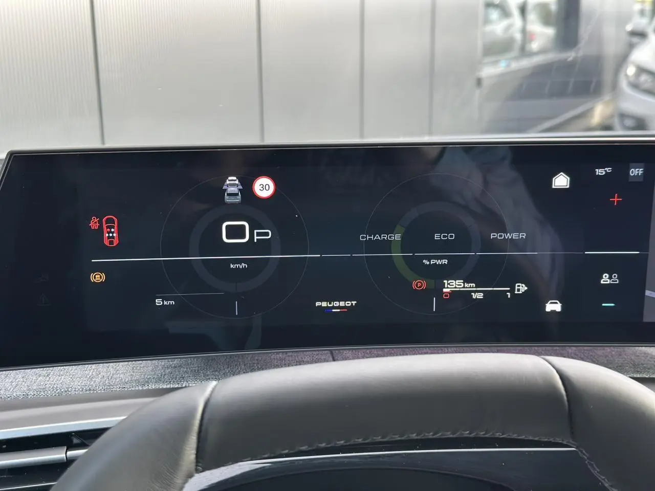 Tableau de bord numérique panoramique 21 pouces du Peugeot 3008 Hybrid gris Artense, affichage des données de conduite.