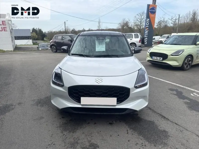 Vue avant d'une Suzuki Swift 1.2 Hybrid blanche avec toit gris, calandre noire et phares LED.