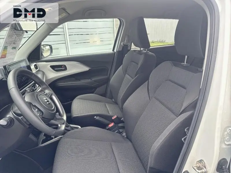 Vue intérieure côté conducteur de la Suzuki Swift 1.2 Hybrid 83ch Pack Auto avec sièges tissu gris et volant cuir noir.
