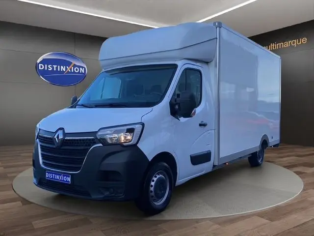 Renault Master blanc en 3/4 avant droit, grand utilitaire avec caisse fermée et calandre noire distinctive.
