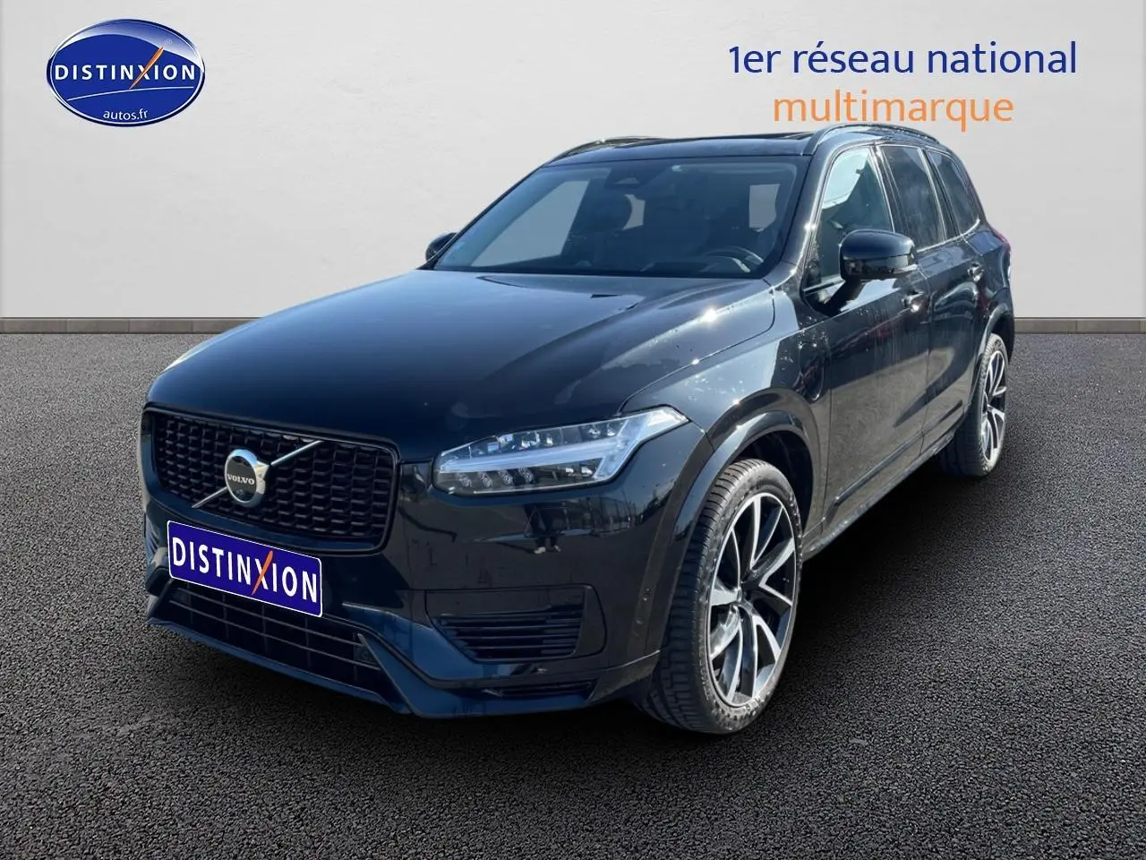 Volvo XC90 noir vu en 3/4 avant droit avec calandre noire et jantes alliage distinctives.