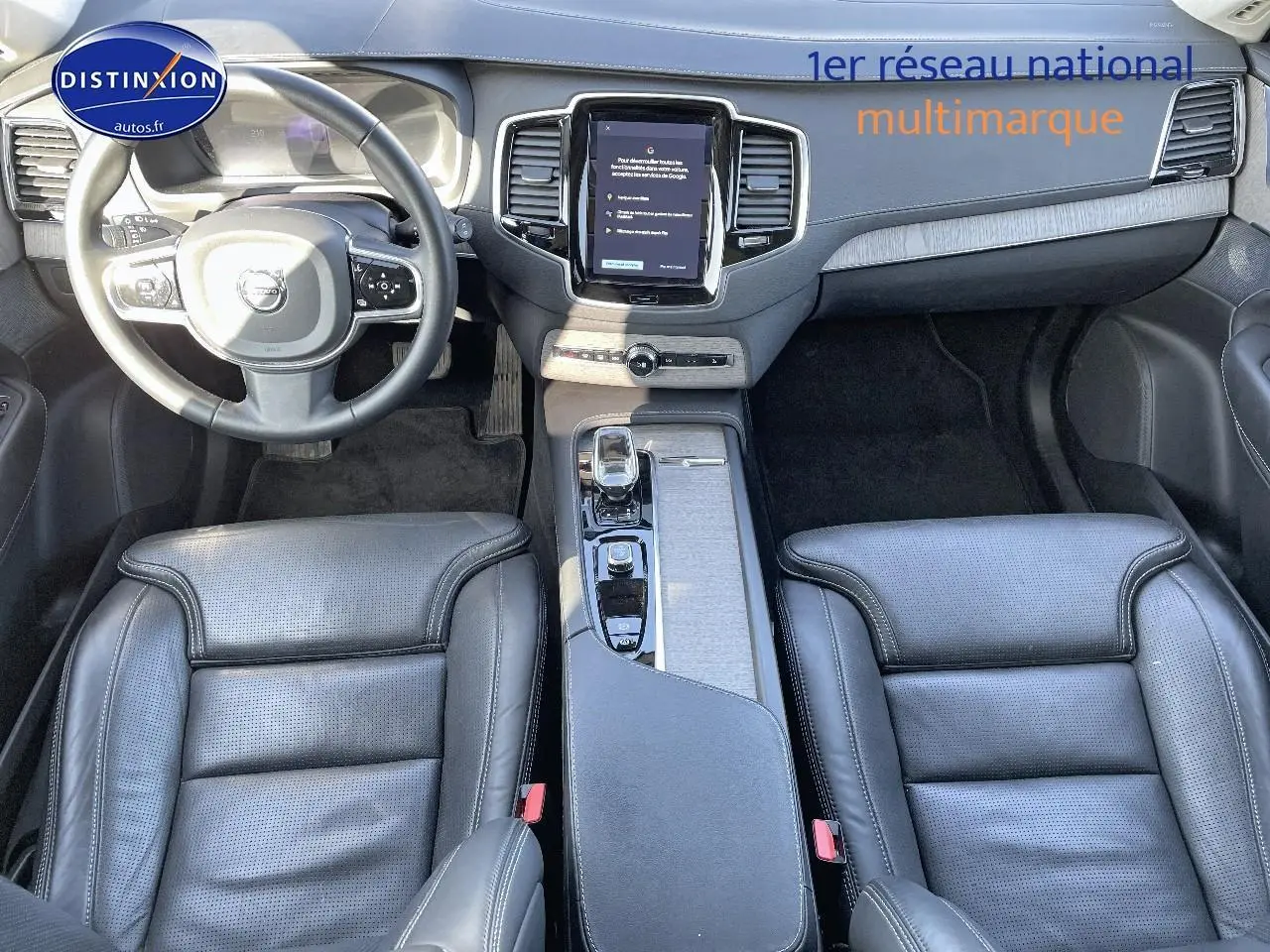 Vue intérieure du tableau de bord et des sièges avant en cuir noir du Volvo XC90 2023, avec console centrale moderne.