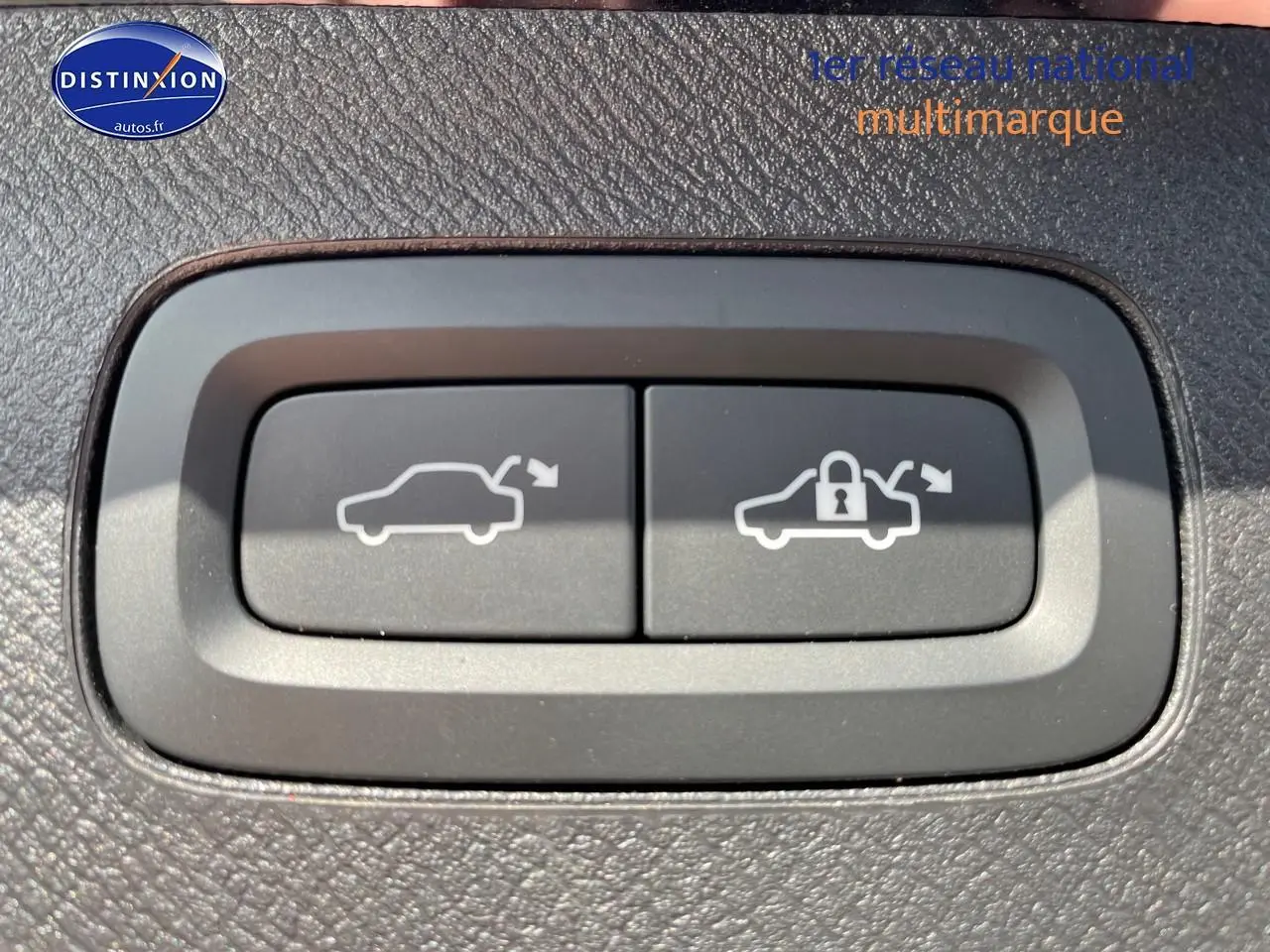 Gros plan sur les boutons d'ouverture et de verrouillage électrique du coffre du Volvo XC90 noir 2023.