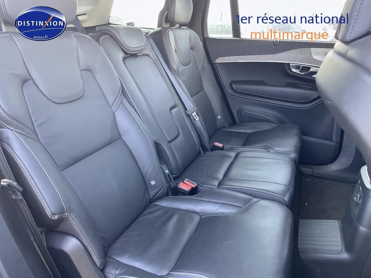 Vue latérale des sièges arrière en cuir noir du Volvo XC90 2023, version hybride T8 Ultimate Style Dark.