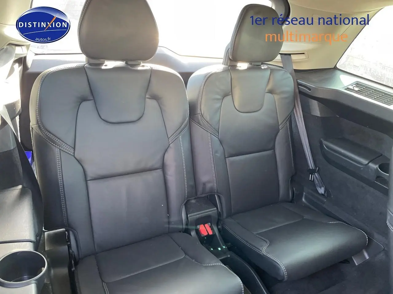 Vue rapprochée des deux sièges individuels en cuir noir de la deuxième rangée du Volvo XC90 2023.