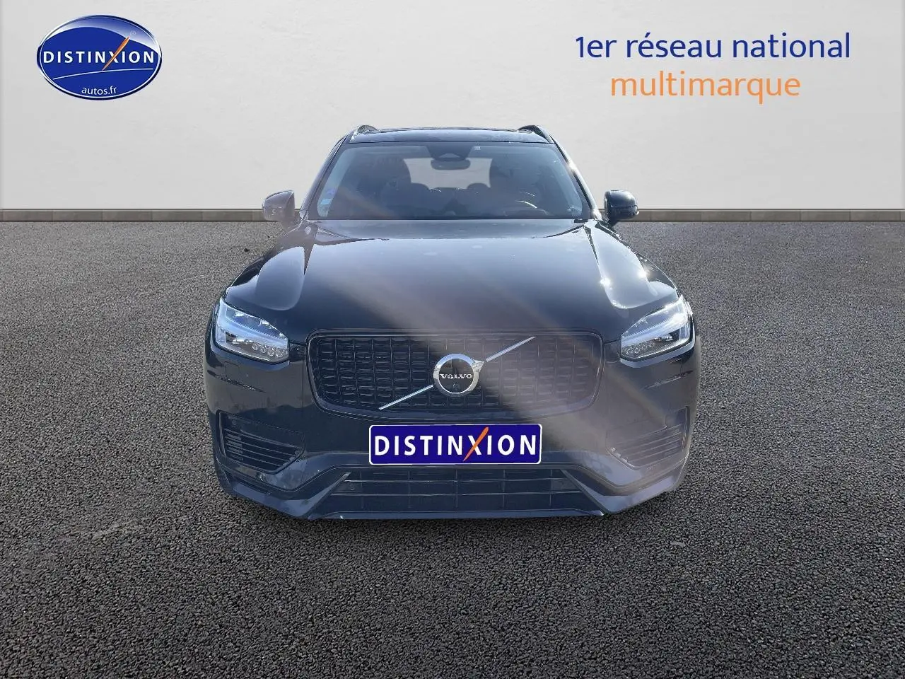 Vue frontale d'un Volvo XC90 noir 2023 avec calandre marquée et phares LED distinctifs.