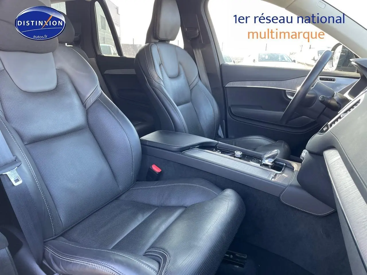 Intérieur avant du Volvo XC90 2023, sièges en cuir noir et console centrale avec levier de vitesses moderne.