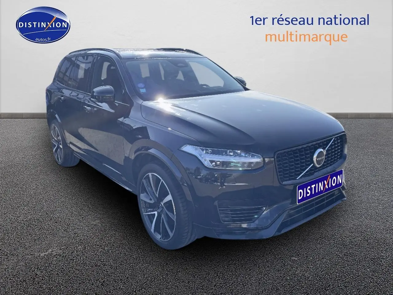 Volvo XC90 noir 3/4 avant droit, SUV hybride avec calandre distinctive et jantes alliage modernes