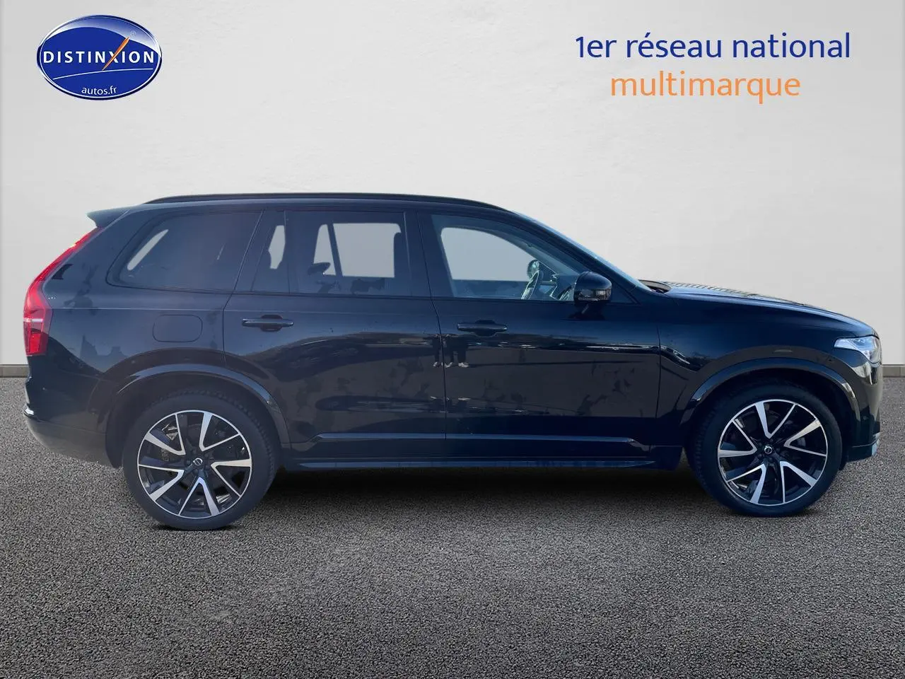 Profil côté gauche d'un Volvo XC90 noir 2023, avec jantes alliage et lignes élégantes du SUV hybride.