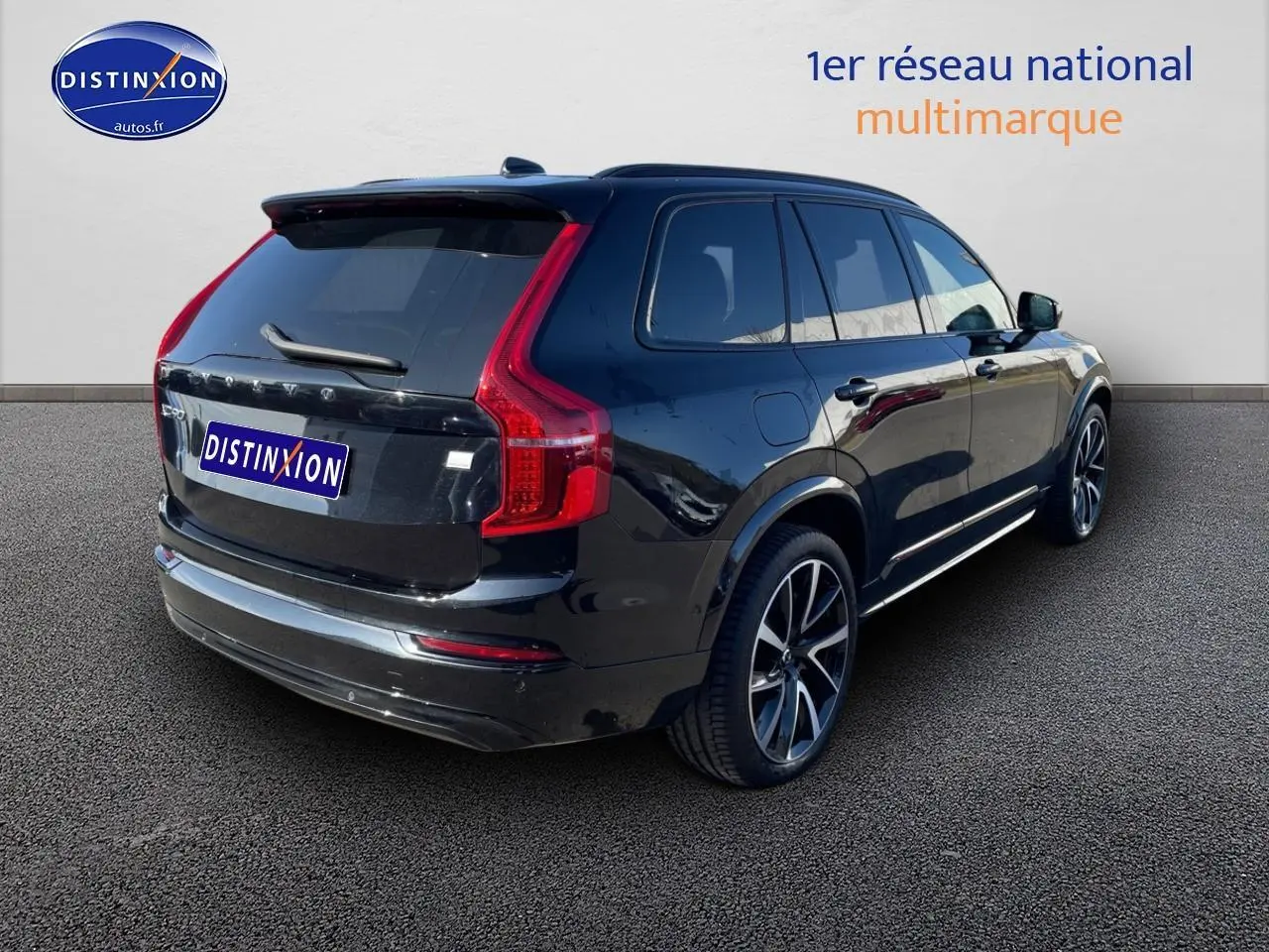 Volvo XC90 noir vue 3/4 arrière droit avec feux arrière LED et jantes alliage distinctives.