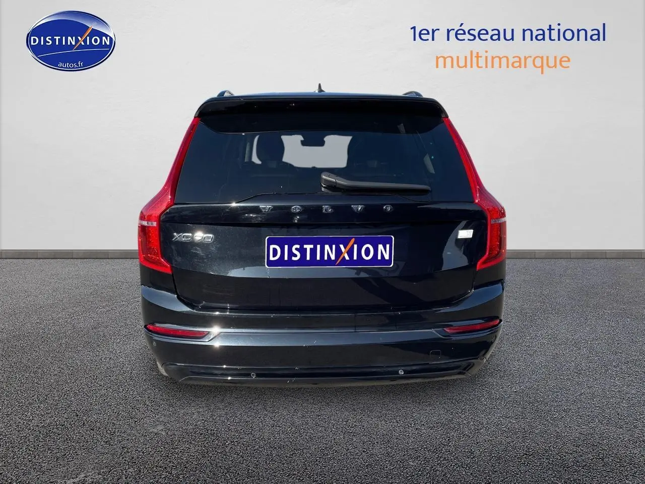 Vue arrière du Volvo XC90 noir 2023 avec feux arrière verticaux et logo distinctif au centre du hayon.