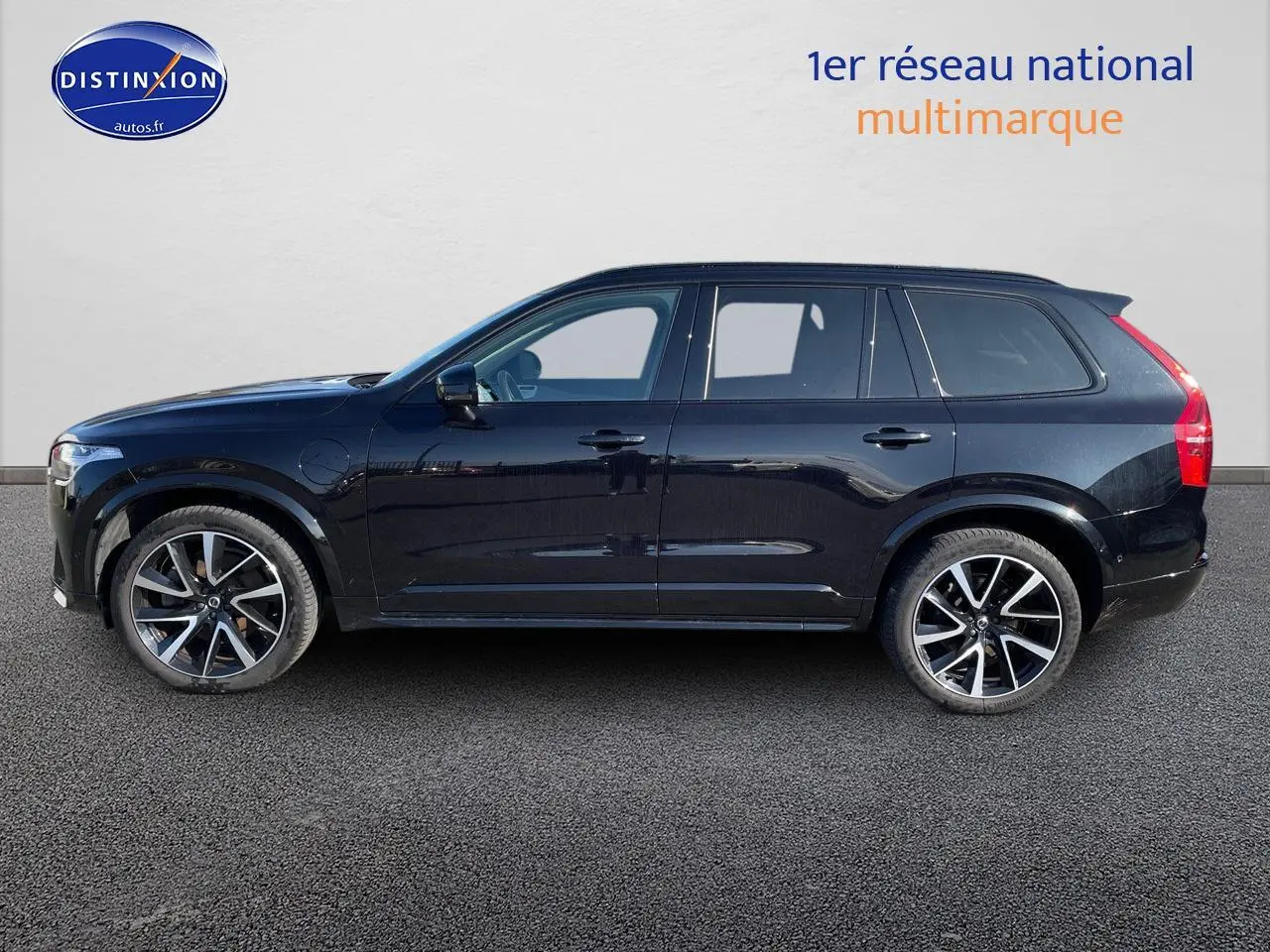 Profil côté gauche d'un Volvo XC90 noir 2023, version hybride T8 Ultimate Style Dark avec jantes alu bicolores.