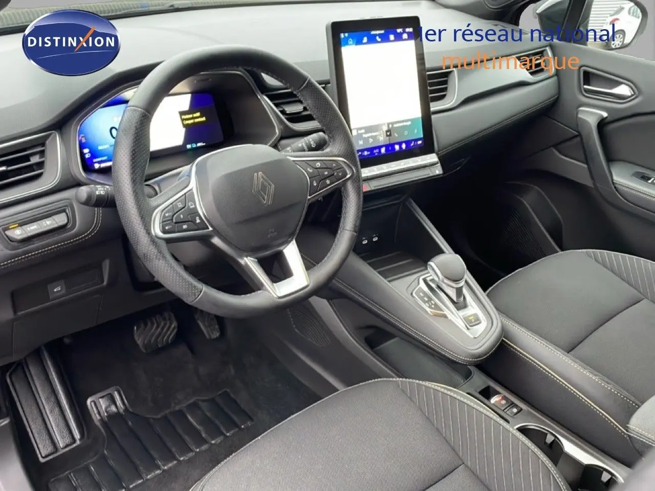 Vue intérieure côté conducteur de la Renault Symbioz noire étoile métal, avec tableau de bord digital et écran tactile vertical.