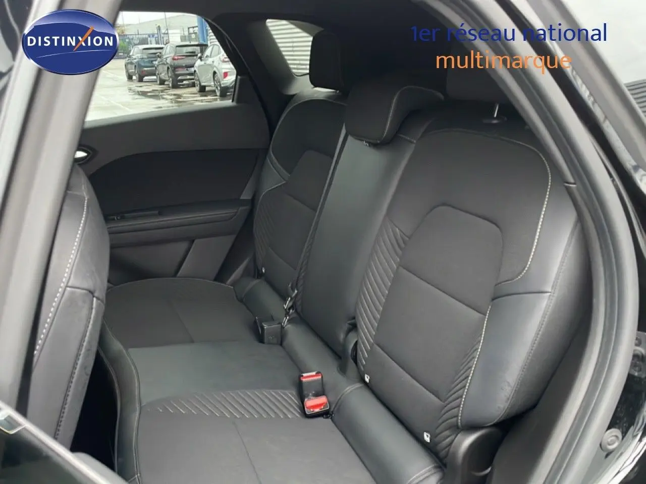 Vue intérieure côté droit montrant les sièges arrière en cuir noir étoile métal du Renault Symbioz 2025.