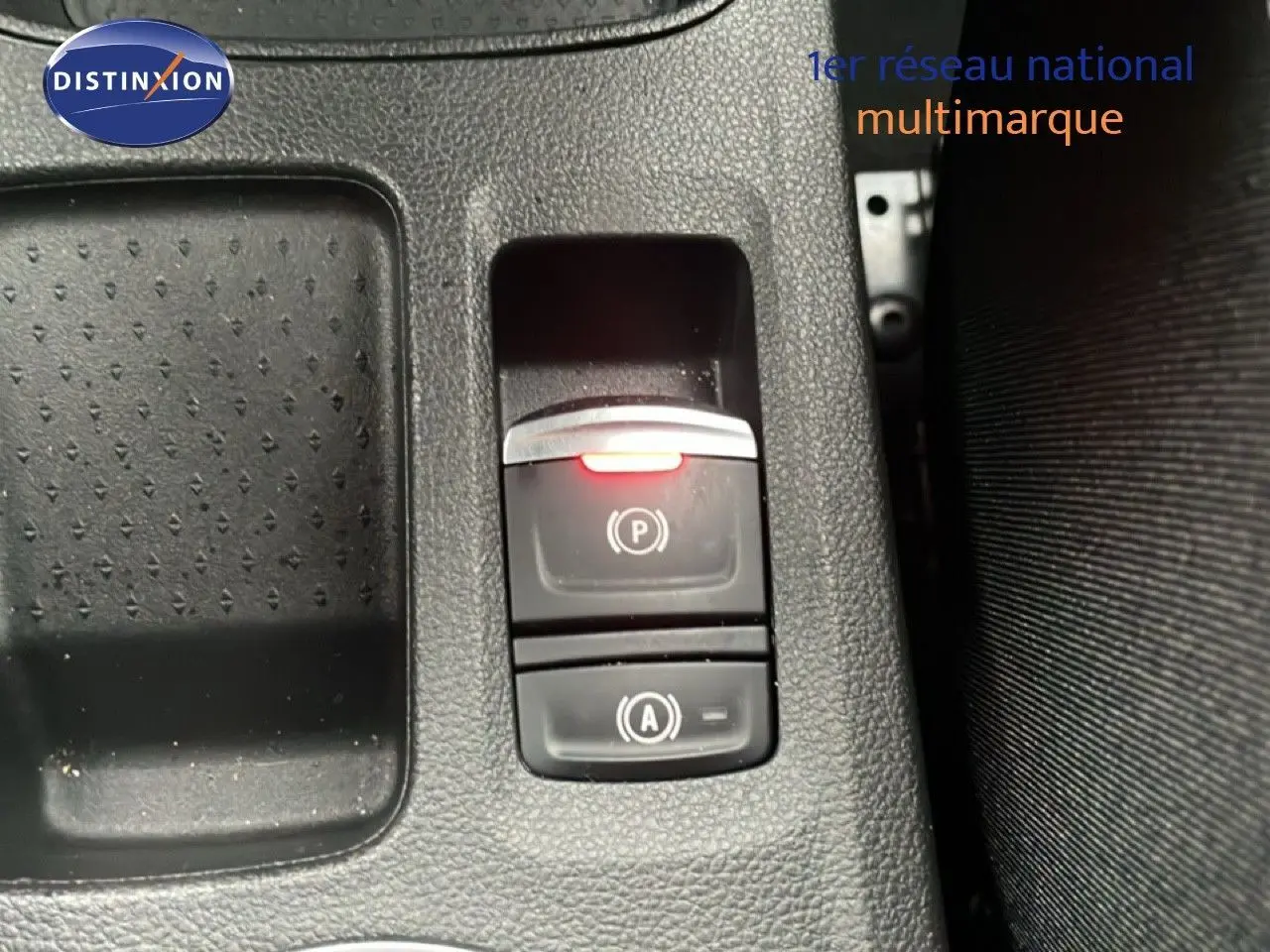 Gros plan sur les commandes de frein à main électronique et auto hold dans l’habitacle noir du Renault Symbioz 2025.