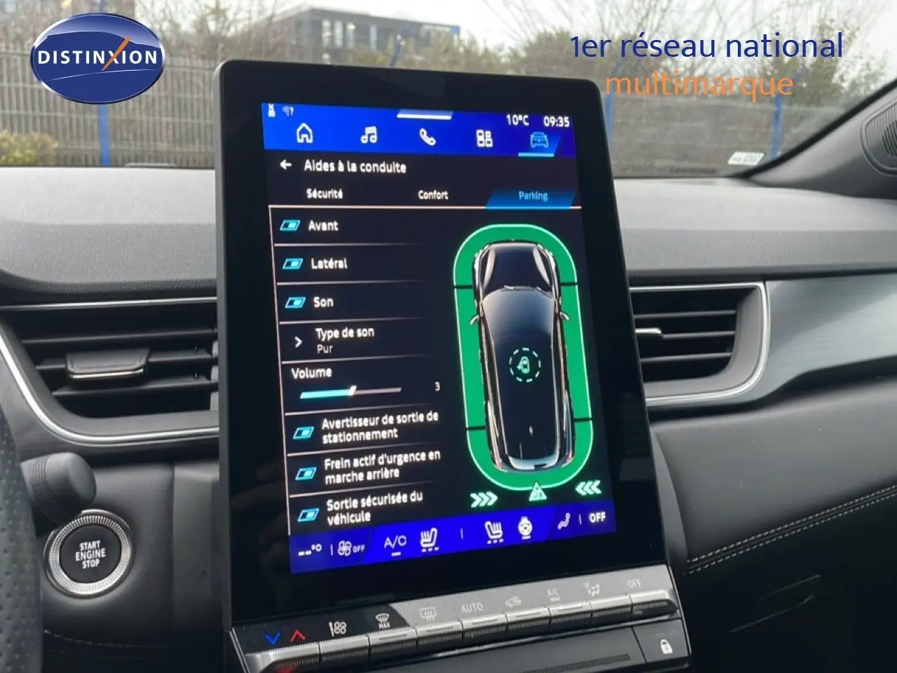 Vue intérieure centrée sur l'écran tactile du tableau de bord du Renault Symbioz noir étoile métal, affichant les aides à la conduite.