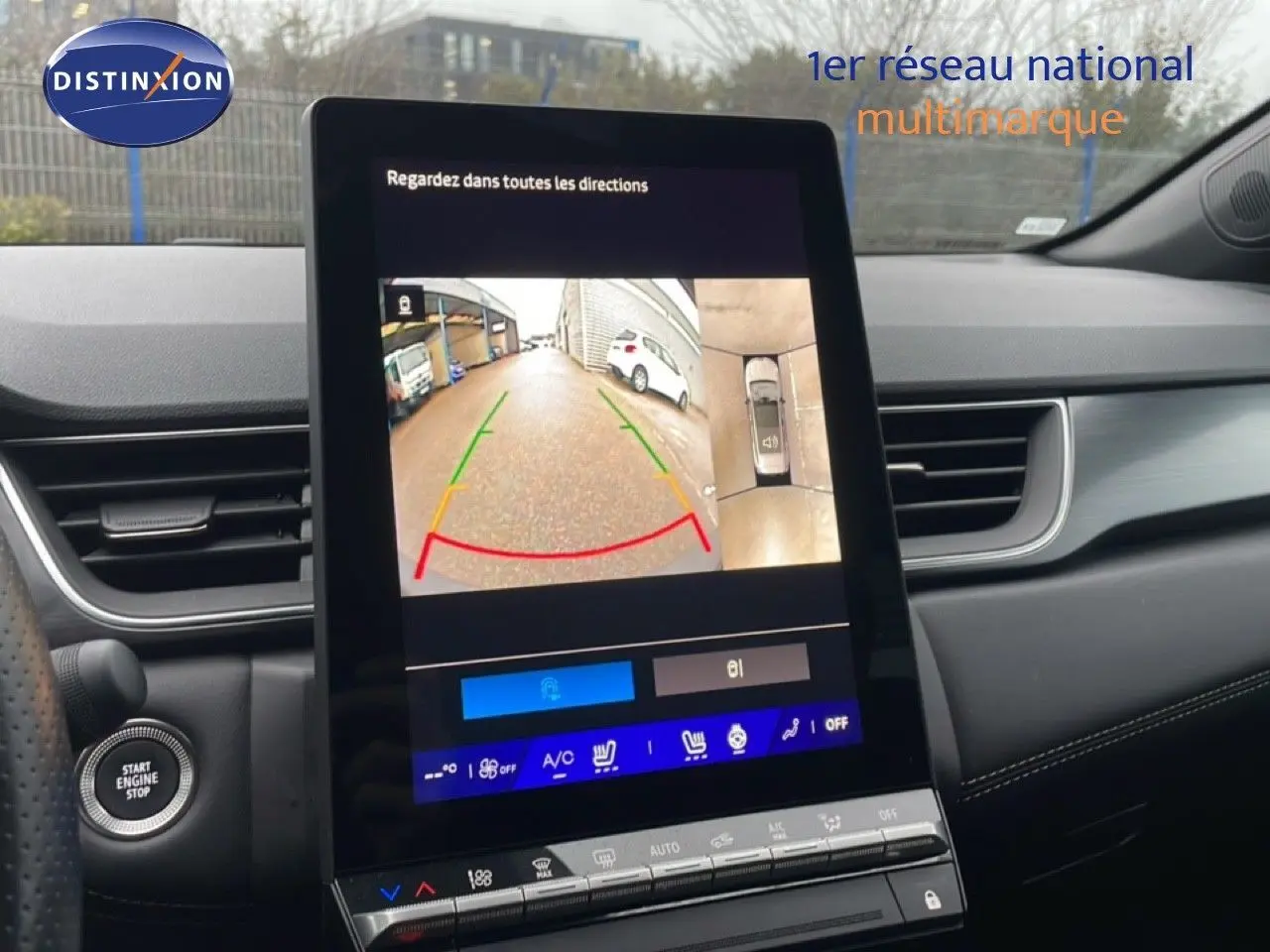 Vue intérieure du tableau de bord de la Renault Symbioz 2025, écran tactile affichant la caméra de recul et l’aide au stationnement.