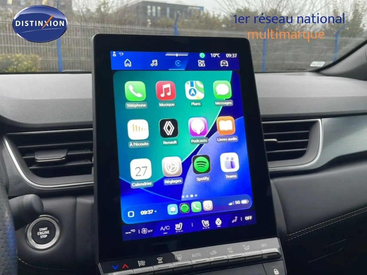 Vue intérieure centrée sur l'écran tactile vertical du tableau de bord du Renault Symbioz noir étoile métal, affichant les applications connectées.