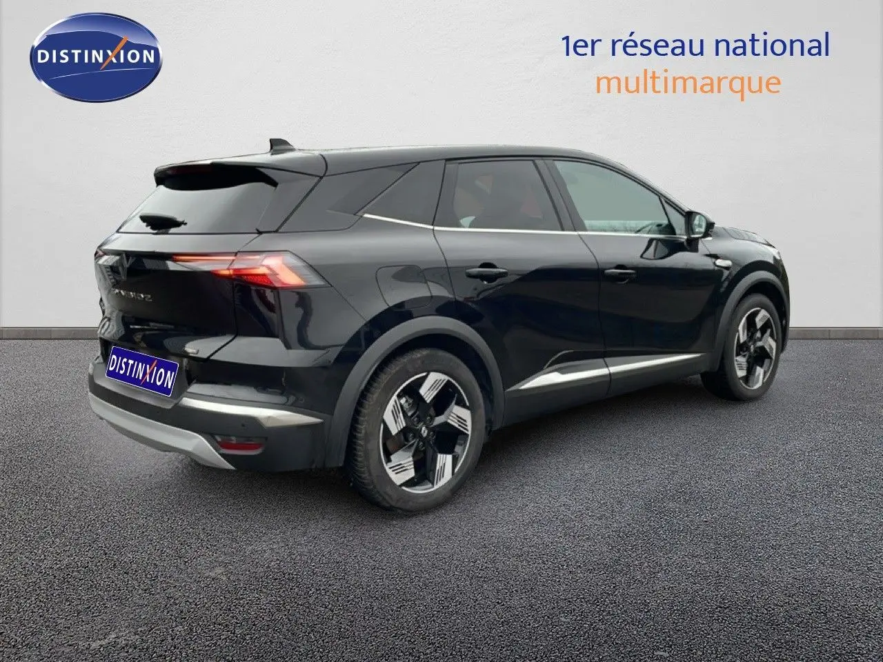 Vue 3/4 arrière droite d'un Renault Symbioz noir étoile métal avec jantes bicolores et lignes chromées sur les flancs.