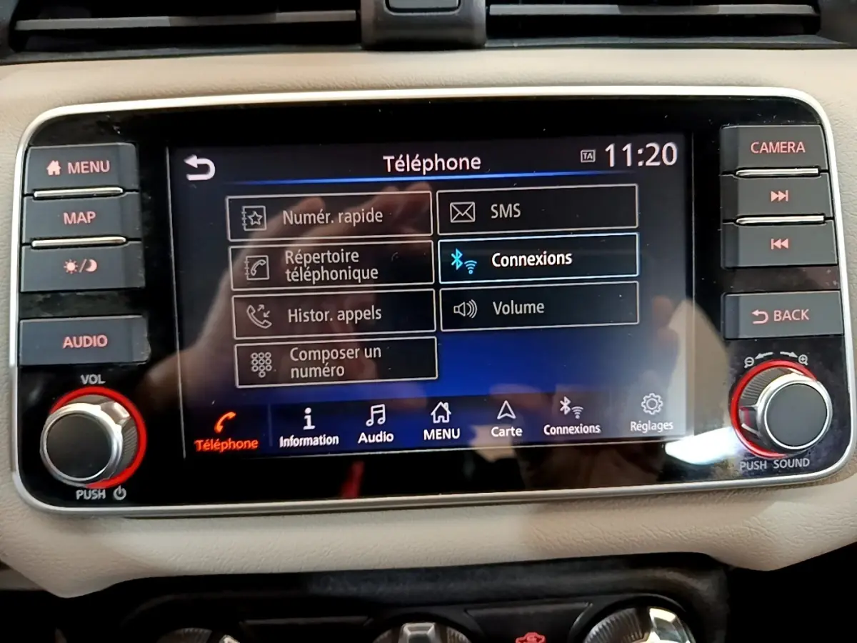 Écran tactile central de la Nissan Micra IG-T 100 Business Edition 2020 affichant le menu téléphone avec boutons latéraux noirs.