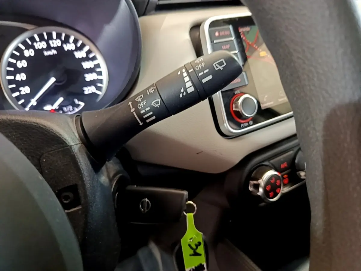 Vue rapprochée du tableau de bord et du volant noir d’une Nissan Micra 2020 avec écran tactile et commandes au volant.