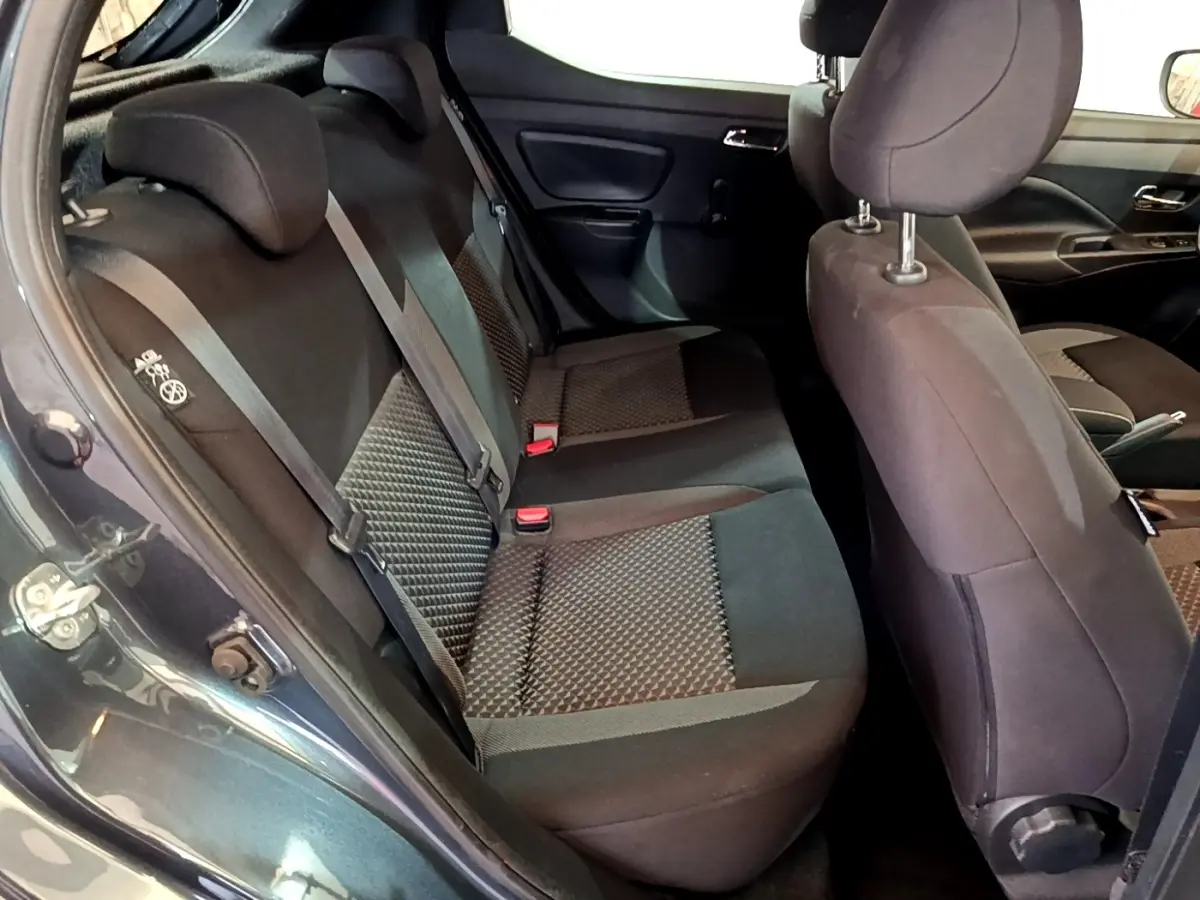 Vue intérieure côté gauche sur la banquette arrière noire et grise de la Nissan Micra IG-T 100 Business Edition gris foncé.