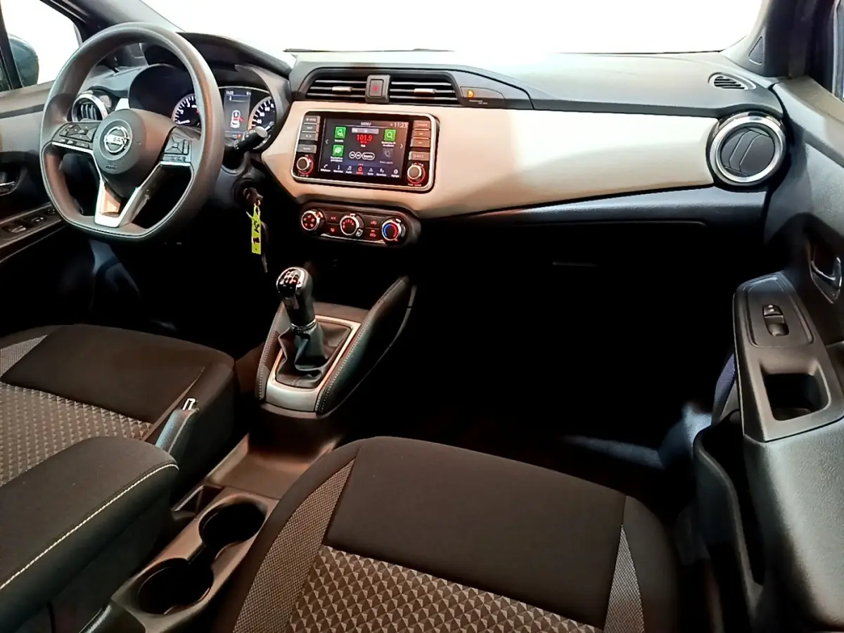 Vue intérieure avant droite de la Nissan Micra IG-T 100 Business Edition 2020 avec tableau de bord bicolore et écran tactile central.