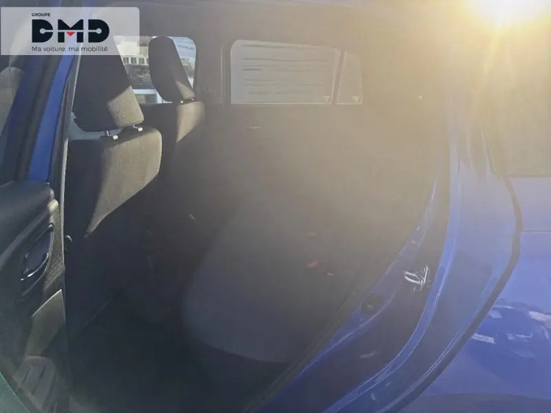 Vue intérieure arrière droite de la Suzuki Swift 1.2 Hybrid 83ch Pack en bleu Frontier Pearl, sièges tissu noirs.