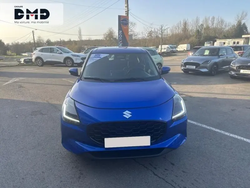 Vue avant d'une Suzuki Swift 1.2 Hybrid 83ch Pack en bleu Frontier Pearl Metal avec phares LED allumés.