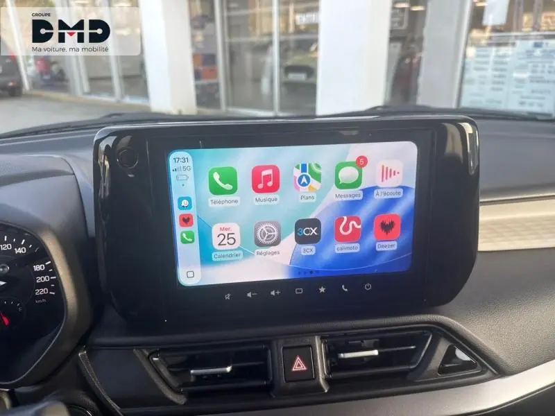 Écran tactile central de la Suzuki Swift 1.2 Hybrid 83ch Pack 2026, affichant interface smartphone, intérieur noir.