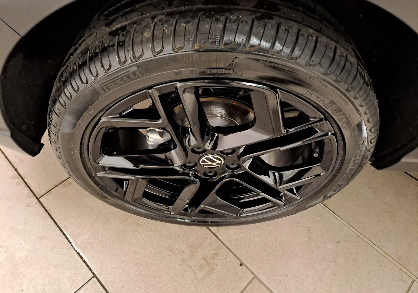 Gros plan sur la jante noire en alliage léger 18 pouces York du Volkswagen Taigo 2025, finition R-Line.