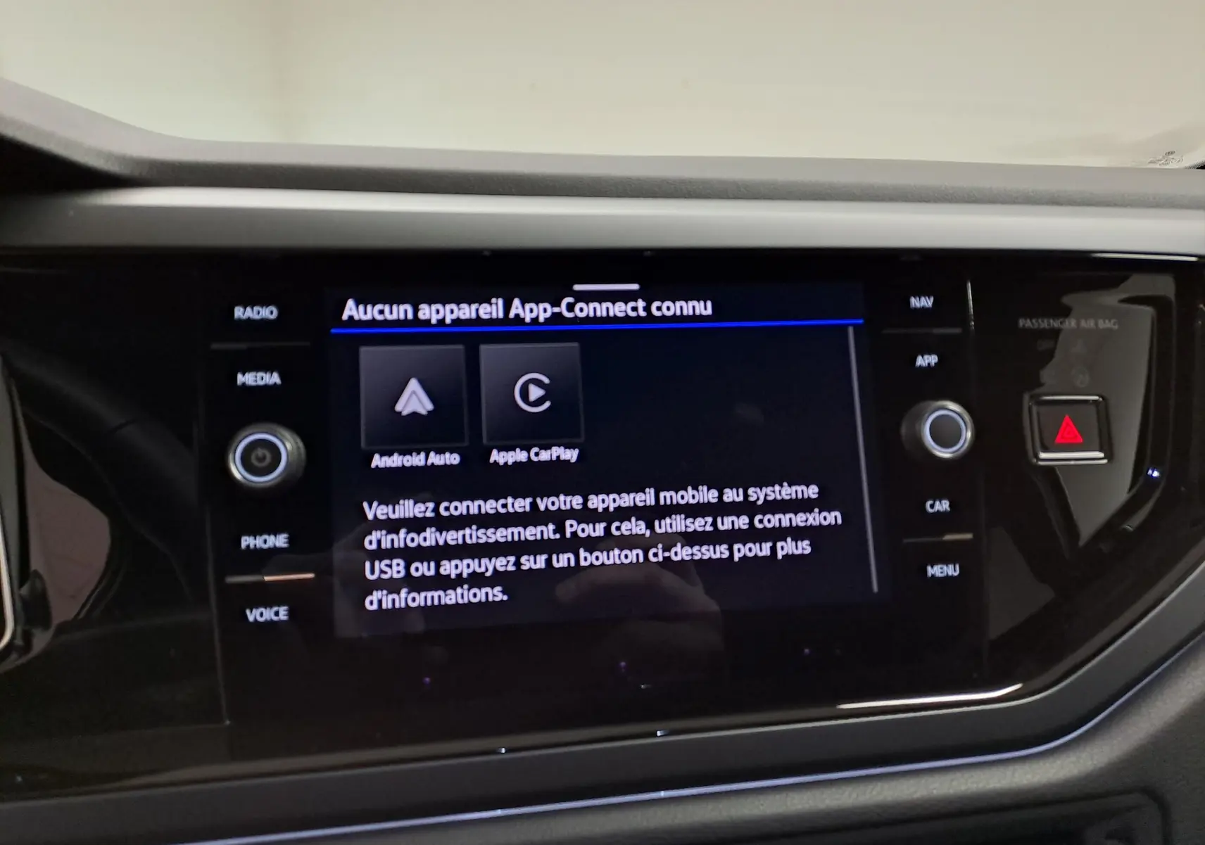 Écran tactile central du tableau de bord du Volkswagen Taigo 2025, affichant la connexion App-Connect.