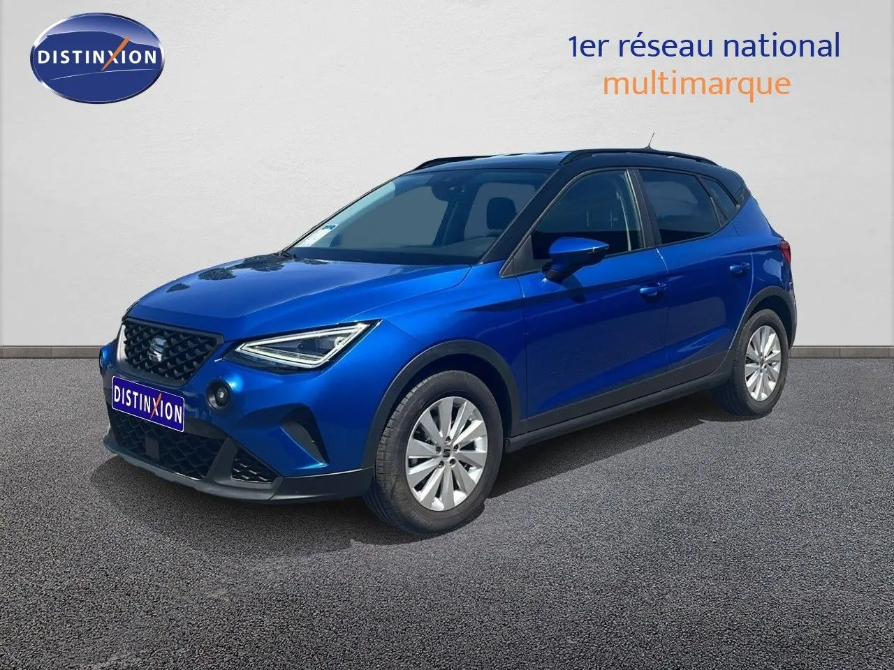 SEAT Arona bleu saphir métal avec toit noir, vue 3/4 avant droit sur fond neutre extérieur.