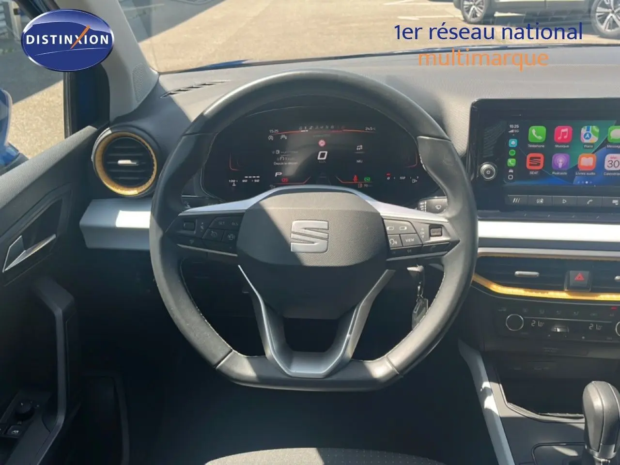 Vue intérieure centrée sur le volant du SEAT Arona 2025, avec tableau de bord numérique et écran tactile multimédia.