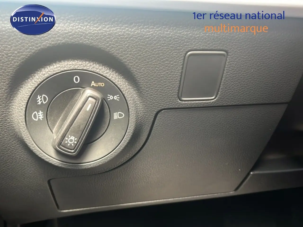 Détail du sélecteur d'éclairage sur le tableau de bord noir du SEAT Arona 2025, version Style Special Edition.