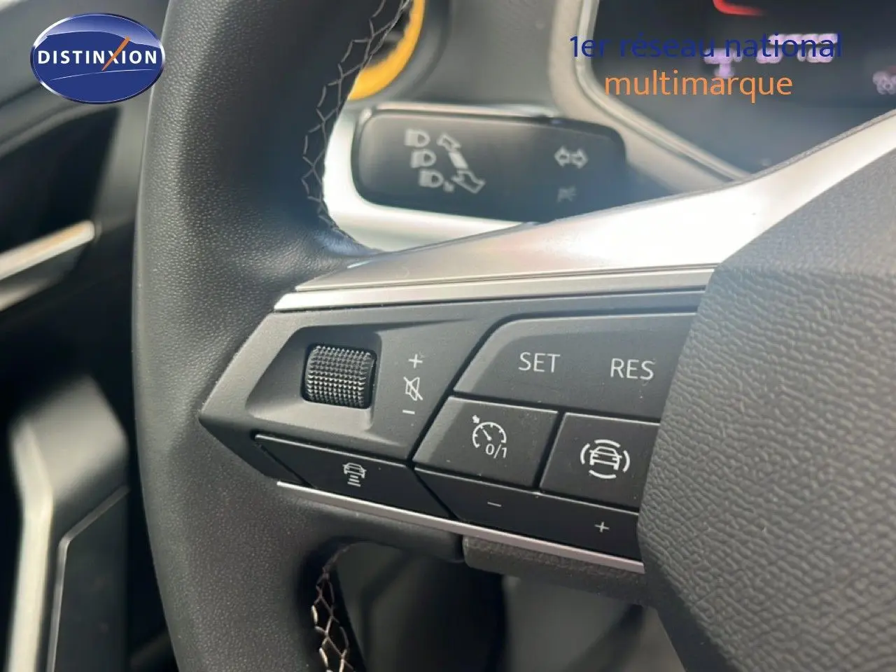 Gros plan sur les commandes au volant d’une SEAT Arona 2025, finition Style Special Edition, volant cuir noir.