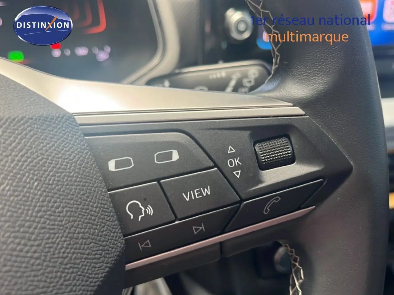Gros plan sur les commandes au volant droit du SEAT Arona 2025, finition Style Special Edition, intérieur noir.